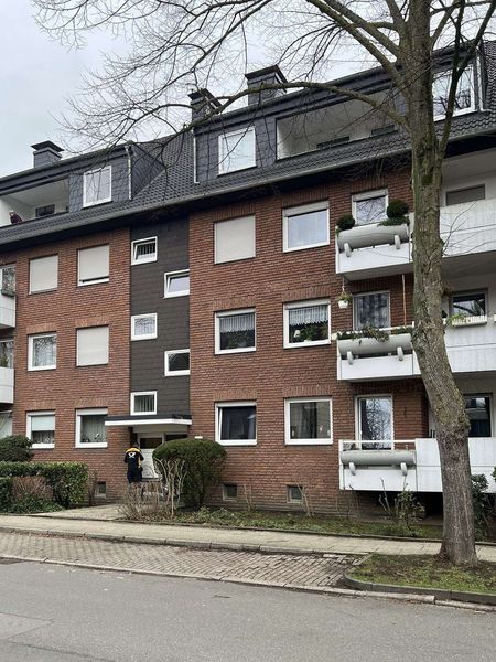 Frisch renovierte 2,5 Zimmer Wohnung im gepflegten Mehrfamilienhaus!